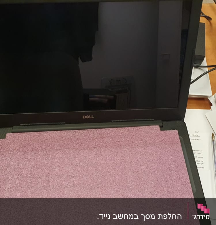 מחשב נייד דל עם מסך כבוי ועכבר שחור